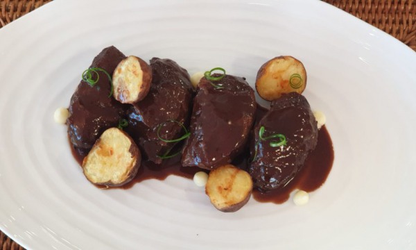 PASTO Y BELLOTA cocina fácil con VÍCTOR BOSSECKER | CARRILLERA IBÉRICA AL CACAO CON SALSA DE QUESO CURADO Y PAPA CANARIA